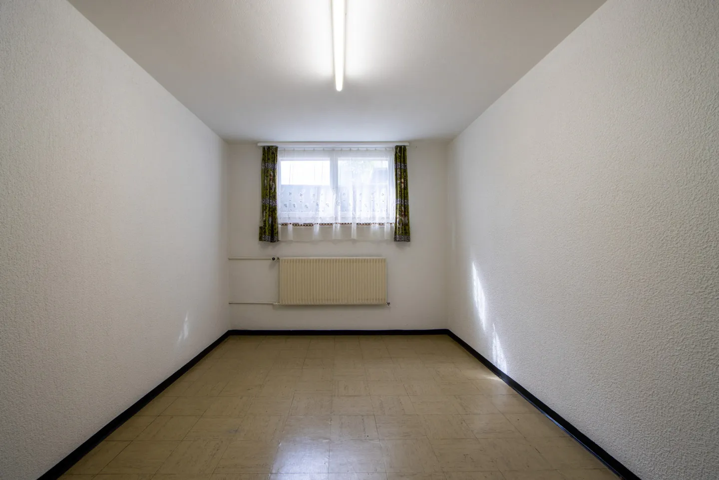 4.5-Room Mid-Terrace House with Lake View and Lots of Potential - Photo 17 of 22