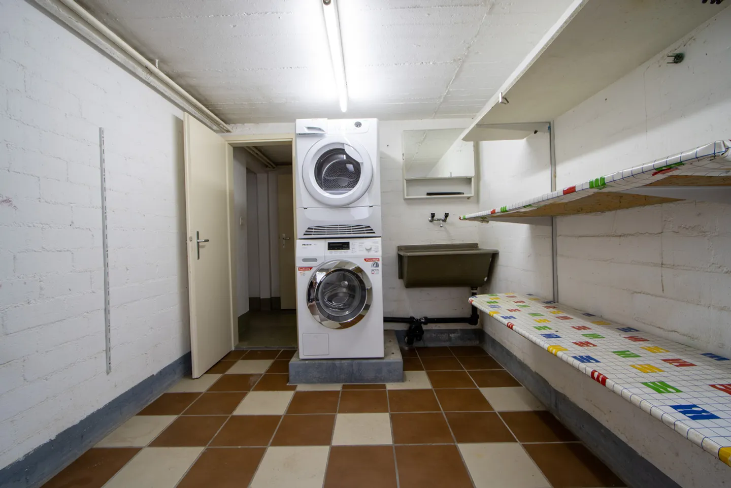 4.5-Room Mid-Terrace House with Lake View and Lots of Potential - Photo 19 of 22