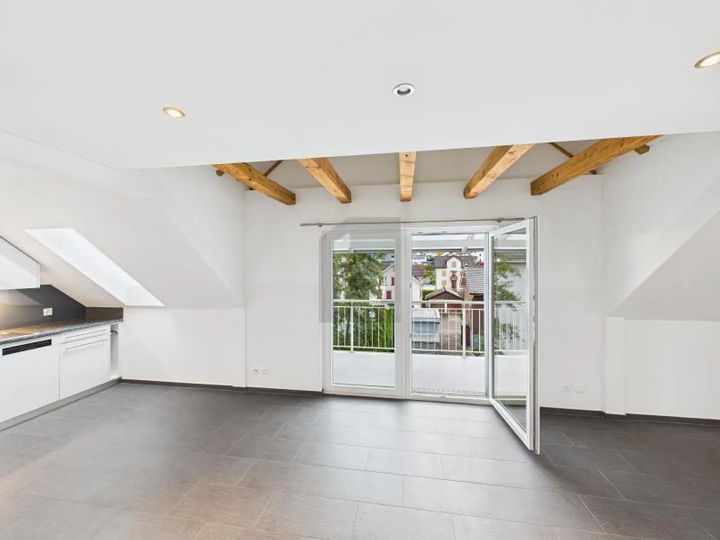 CENTRAL, CLOSE TO NATURE WITH A LARGE KITCHEN - Photo 2 of 6