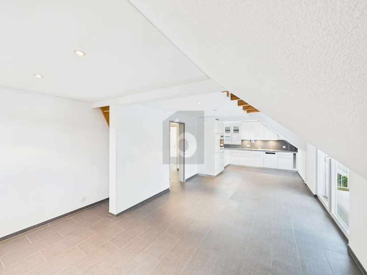 CENTRAL, CLOSE TO NATURE WITH A LARGE KITCHEN - Photo 4 of 6