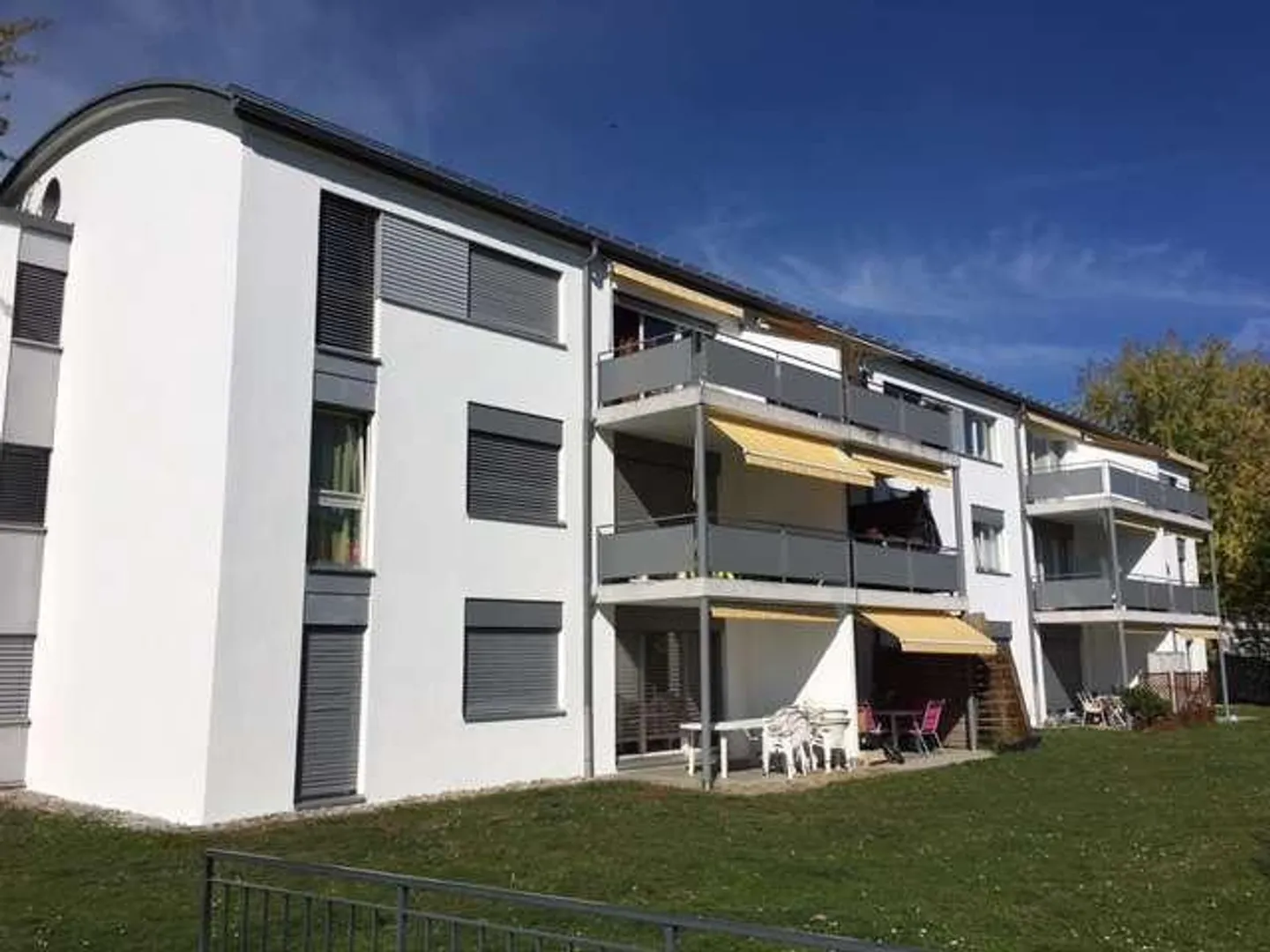 Appartamento spazioso situato in un contesto verdeggiante - Foto 1 di 10