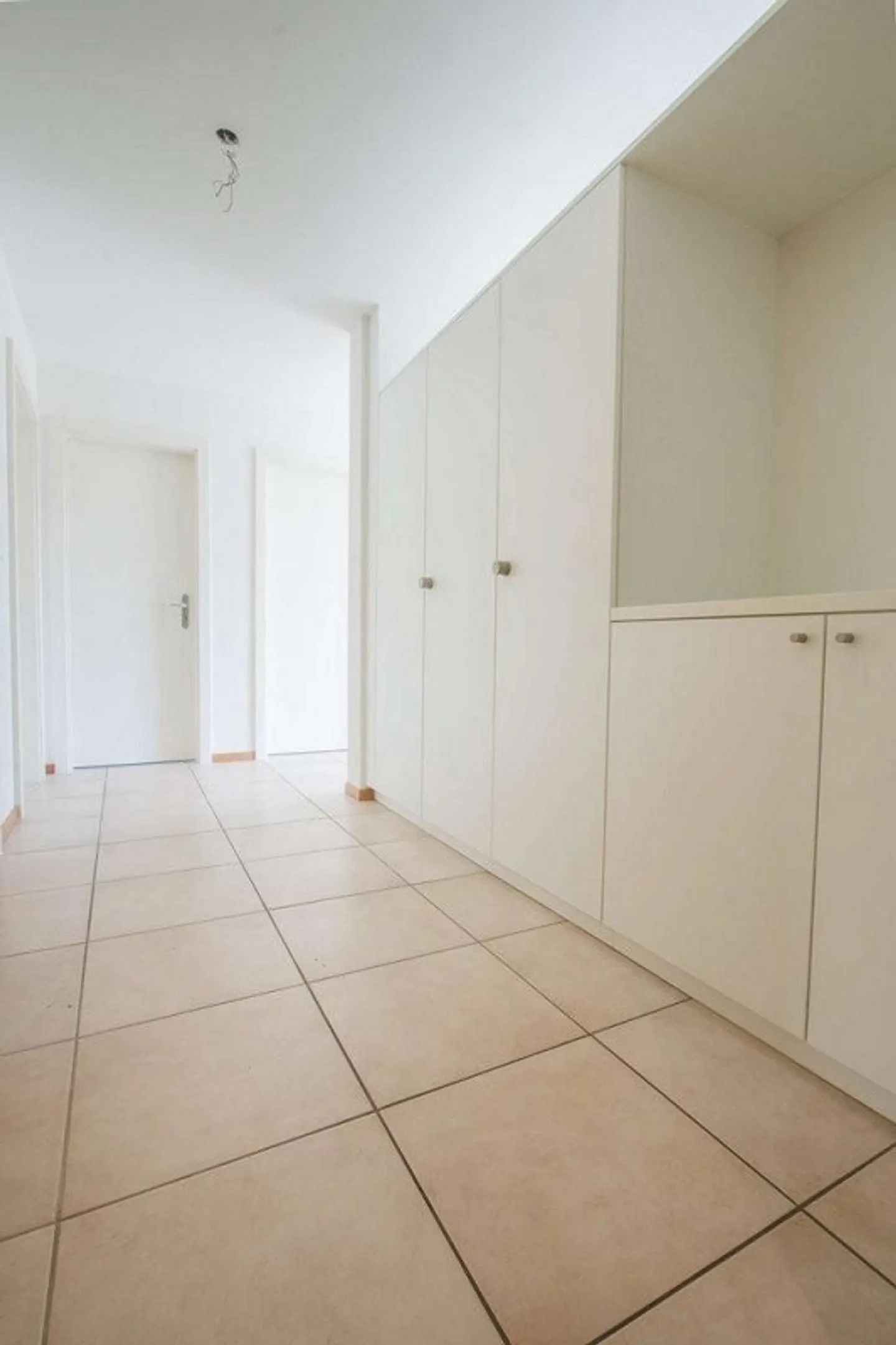 Appartamento spazioso situato in un contesto verdeggiante - Foto 3 di 10