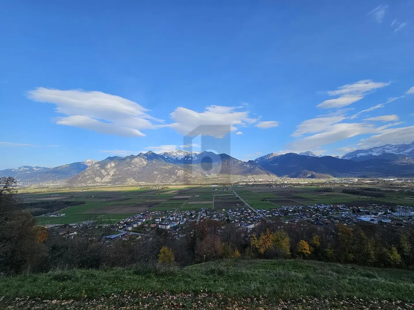 TRÈS ENSOLEILLÉ AVEC VUE SUR LES MONTAGNES - Foto 1 di 6