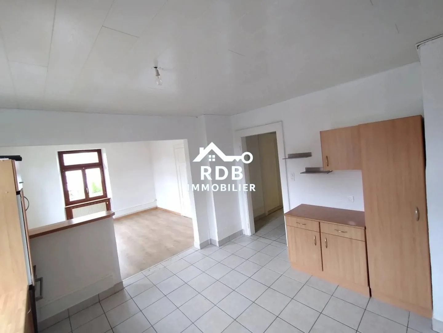 Assunzione del contratto di affitto Grande appartamento con 4 camere - Foto 2 di 11