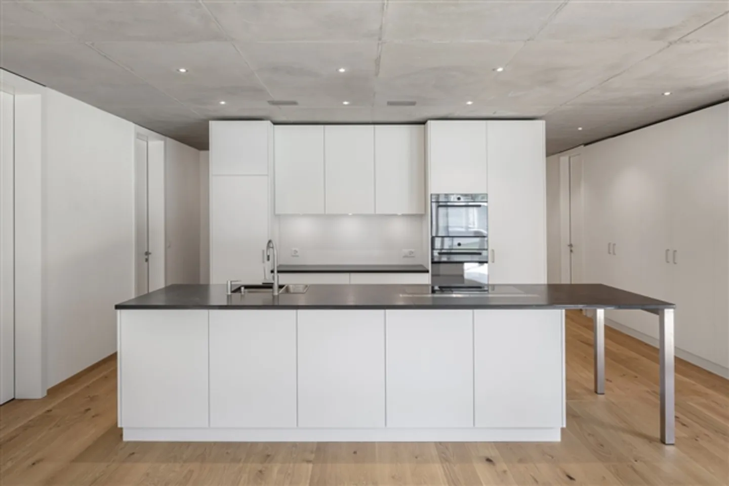 Great 3.5 Room Attic Apartment in Beautiful, Natural Neighborhood - Photo 3 of 8