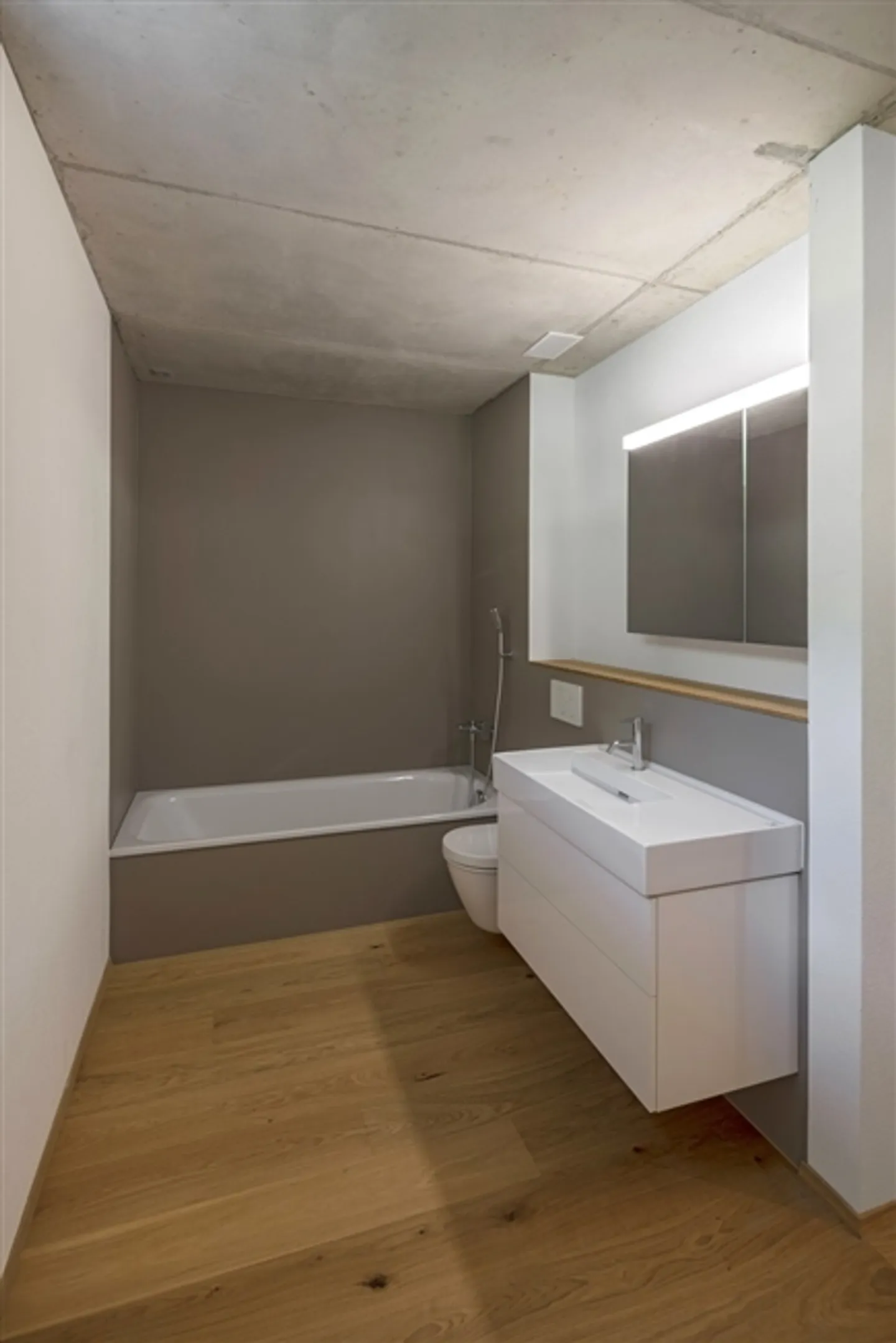 Great 3.5 Room Attic Apartment in Beautiful, Natural Neighborhood - Photo 6 of 8