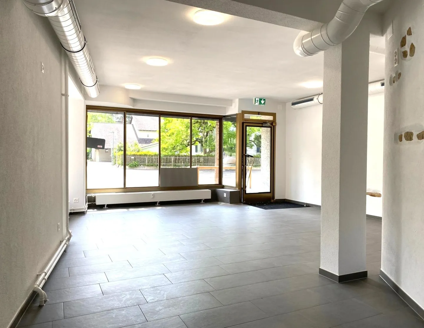Beautiful commercial space in the center of Neuhausen - Photo 1 of 11