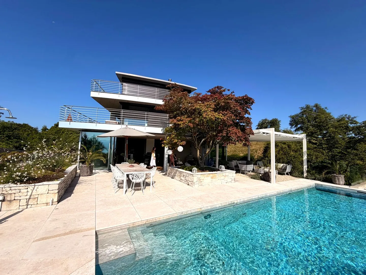 Affitto temporaneo: esclusiva casa d'architetto di 7,5 stanze con vista lago, piscina e terrazza sul tetto - Foto 1 di 9