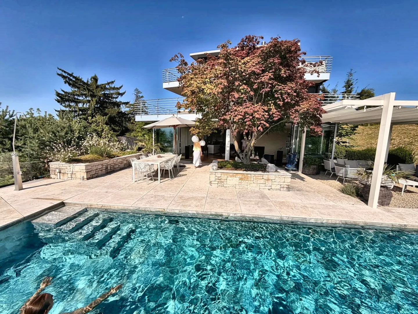 Affitto temporaneo: esclusiva casa d'architetto di 7,5 stanze con vista lago, piscina e terrazza sul tetto - Foto 2 di 9