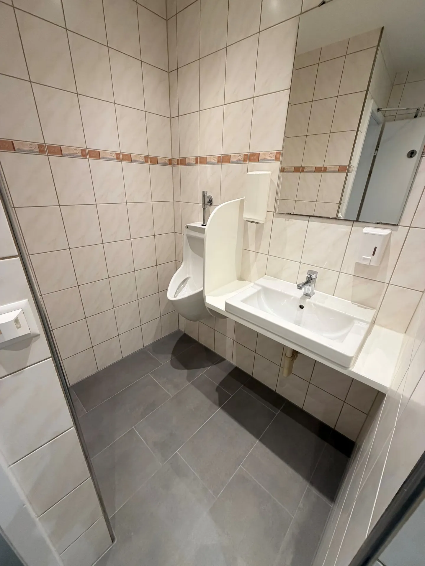Beautiful commercial space in the center of Neuhausen - Photo 8 of 11
