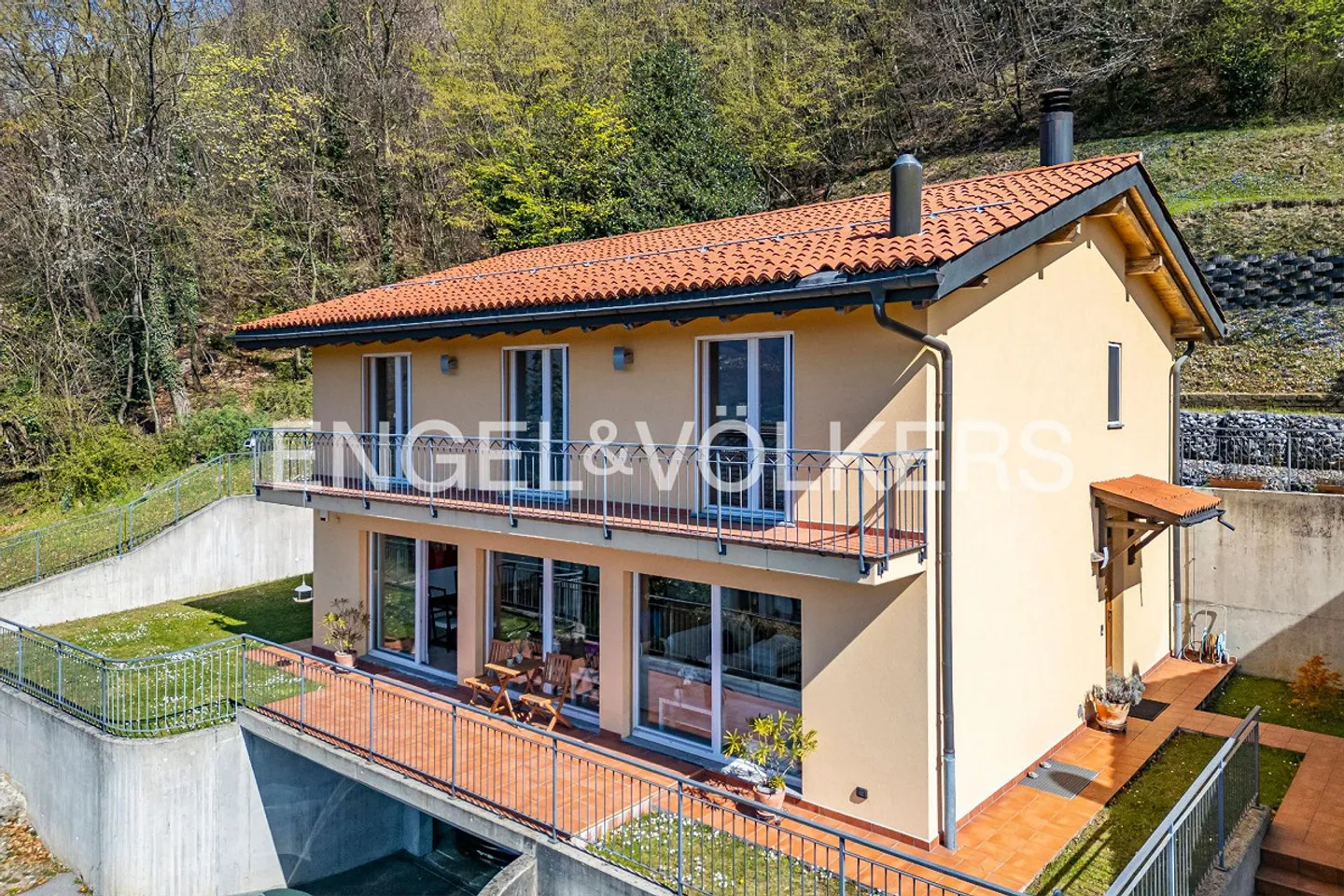Villa con vista libera in una zona residenziale - Foto 1 di 13