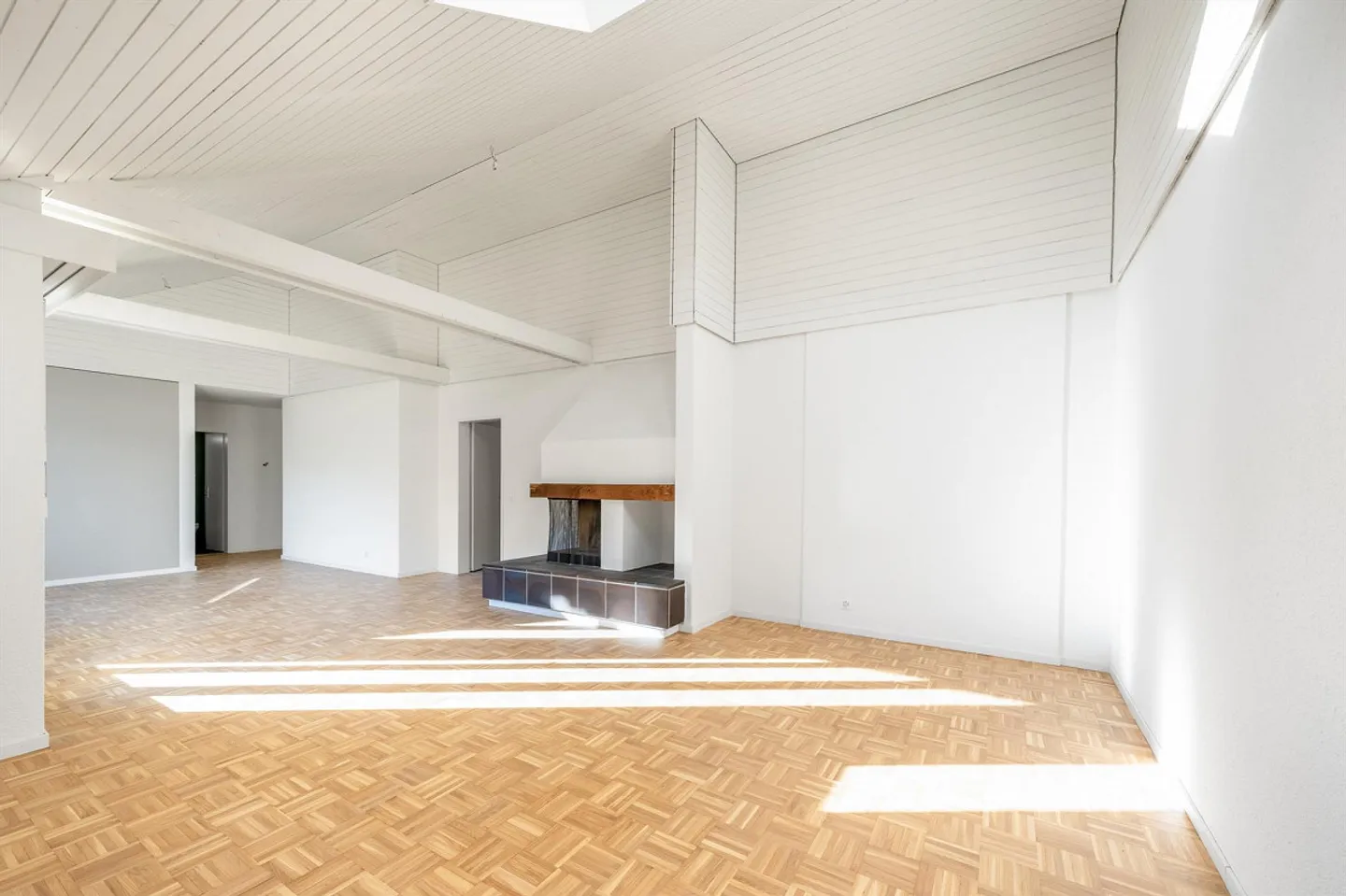 Espace pour toute la famille - penthouse de 5,5 pièces fraîchement rénové - Photo 4 sur 11