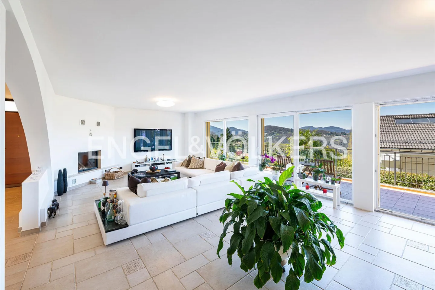 Villa con vista libera in una zona residenziale - Foto 5 di 13