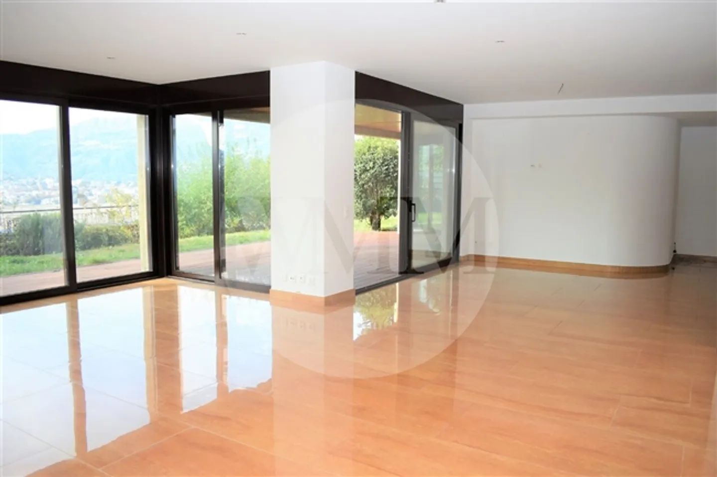 LARGE APARTMENT WITH GARDEN AND LAKE VIEW - Photo 1 of 7