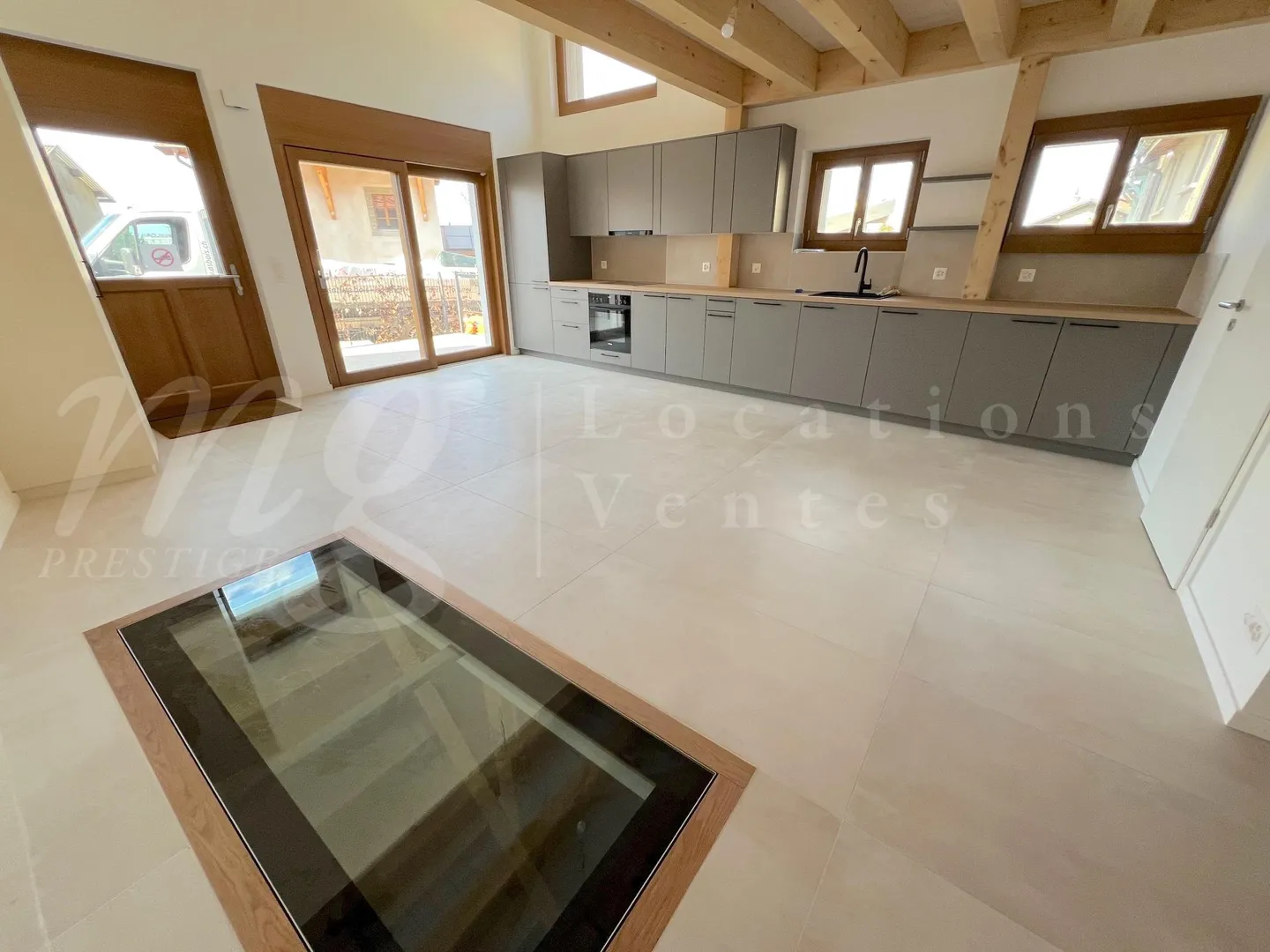 Appartement Duplex Moderne avec Terrasse - Photo 2 sur 8