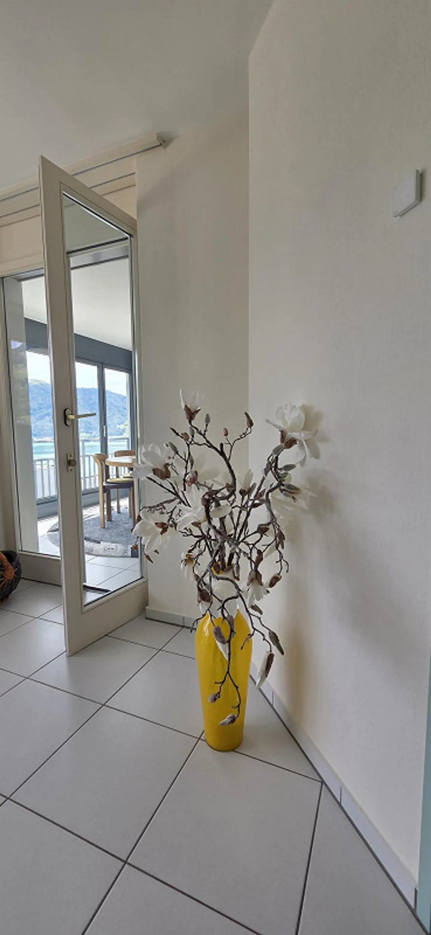 Charmante Wohnung mit Seesicht - Foto 2 von 8
