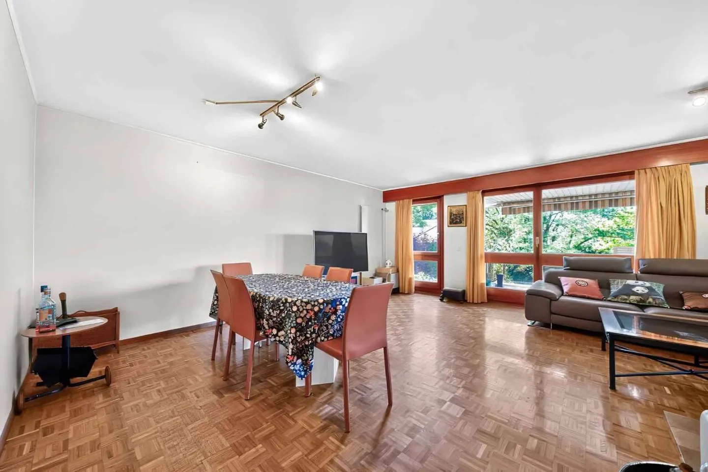 Geräumige 4,5-Zimmer-Wohnung in privilegierter Umgebung - Foto 2 von 13
