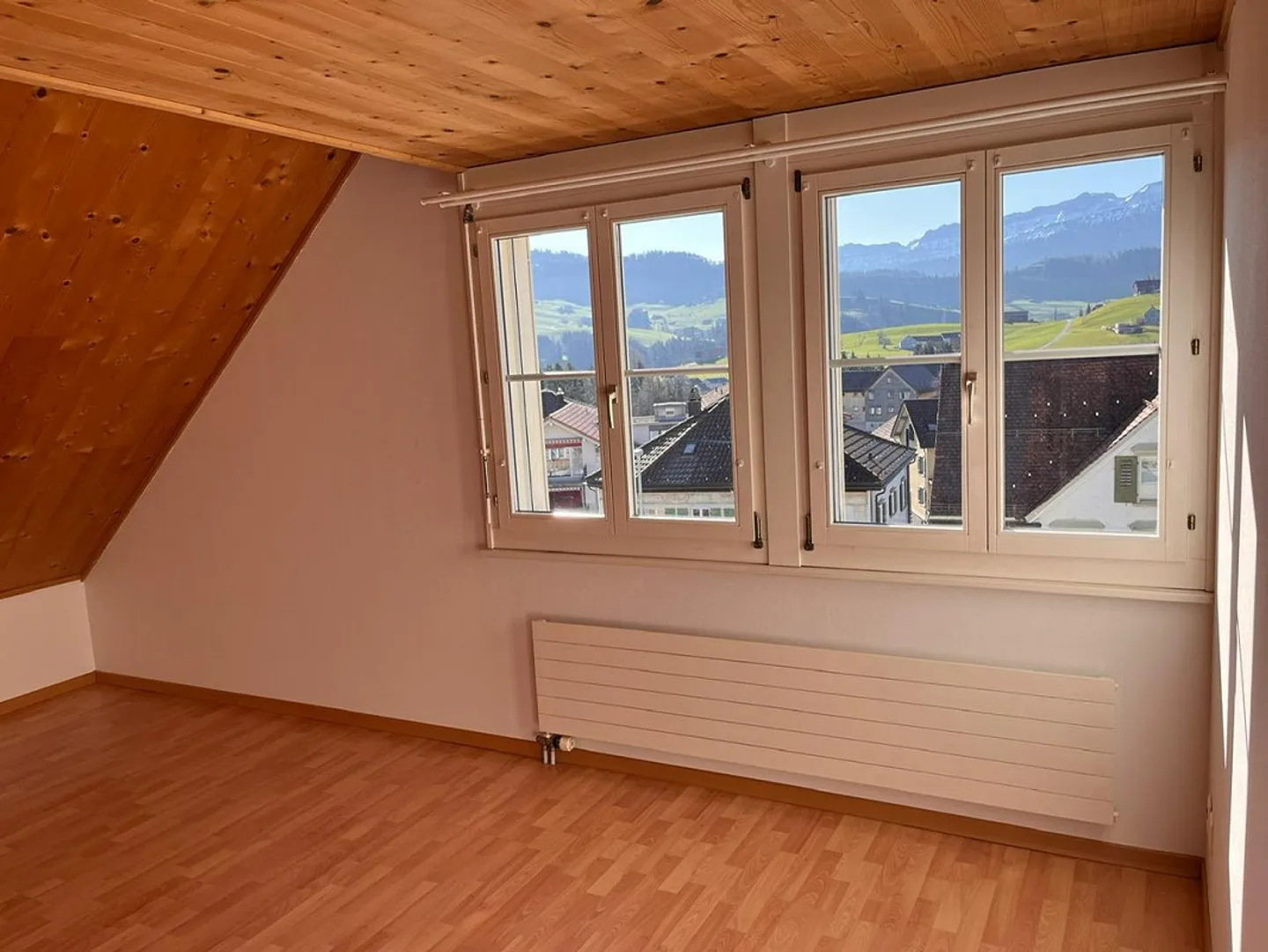 Bright 3.5-room attic apartment with charm and plenty of space - Photo 5 of 14