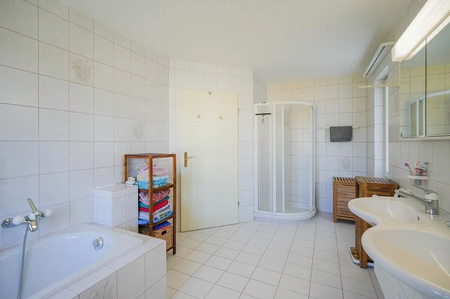 Nel centro - eppure così tranquillo: casa unifamiliare angolare di 5,5 stanze - Foto 7 di 13