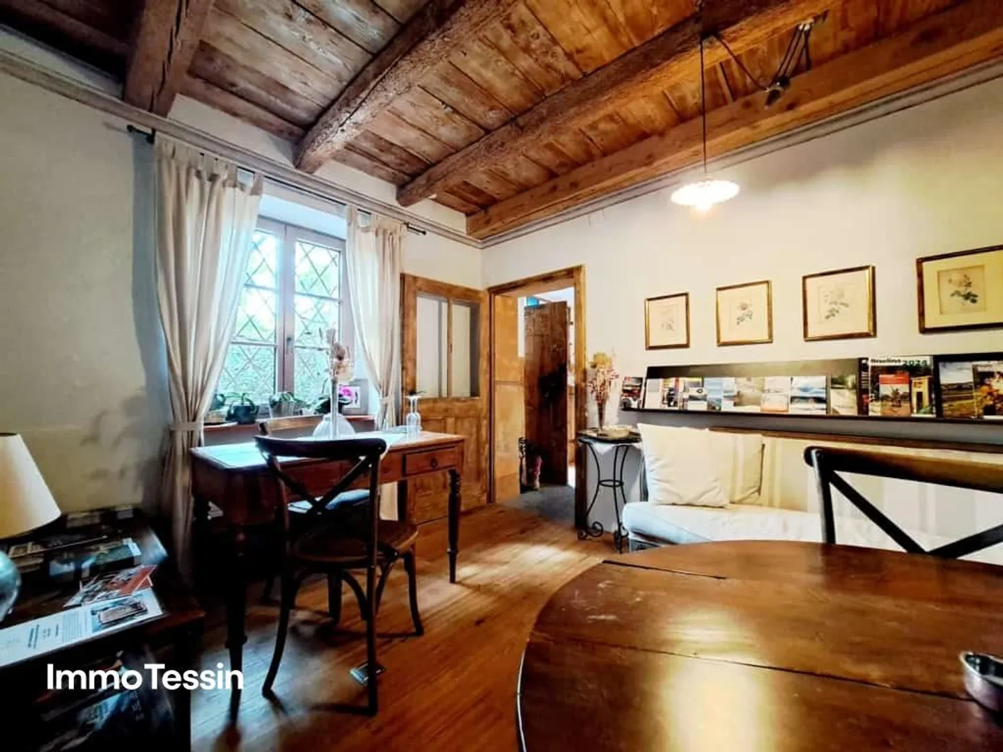 UNIQUE: Symphony of Luxury and the Style of a Bygone Era - Photo 10 of 13