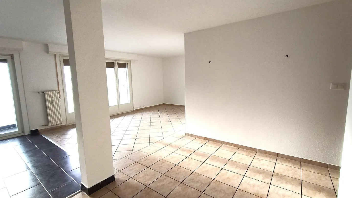 Beautiful apartment, renovated, quiet, near the train station with parking - Photo 3 of 16