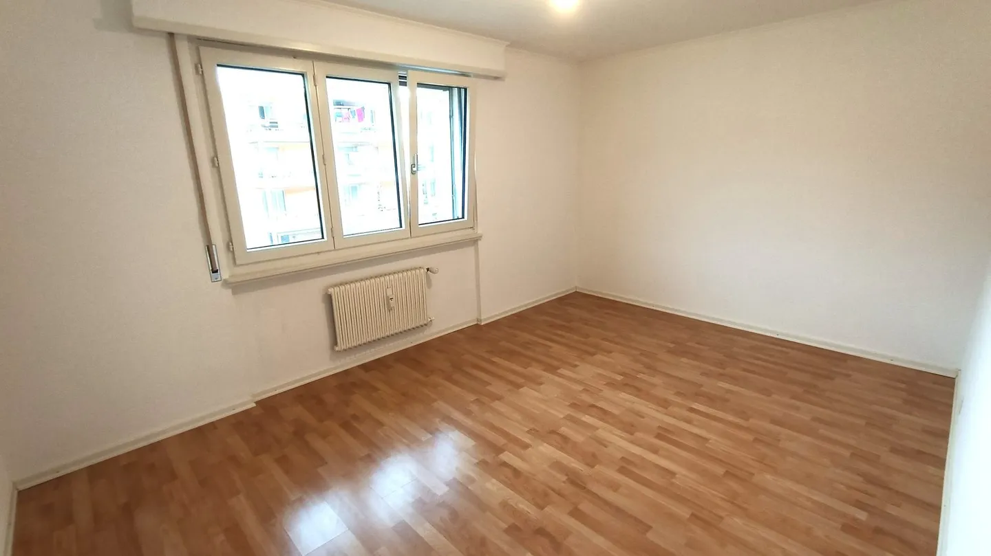 Beautiful apartment, renovated, quiet, near the train station with parking - Photo 13 of 16