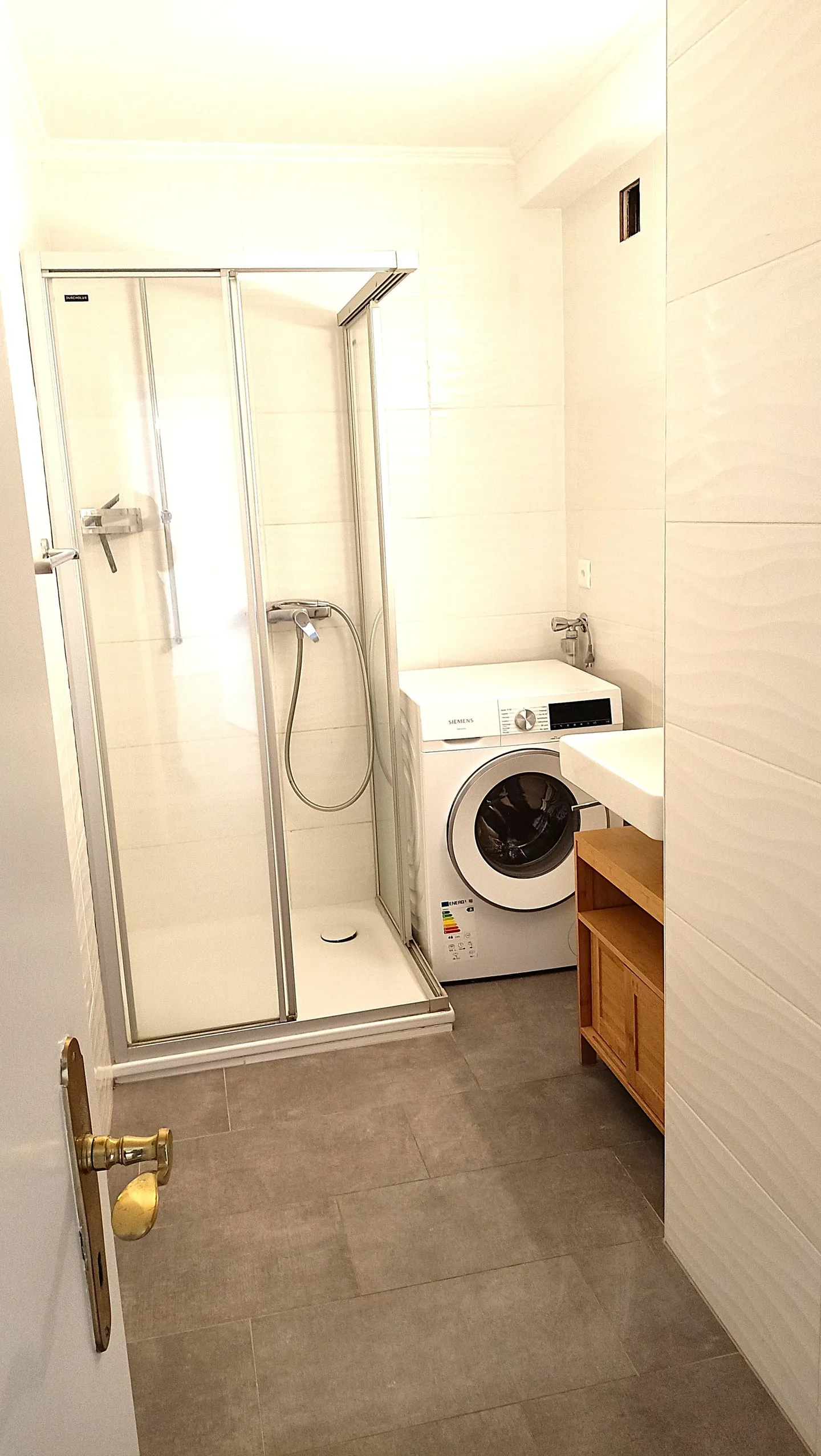 Beautiful apartment, renovated, quiet, near the train station with parking - Photo 14 of 16