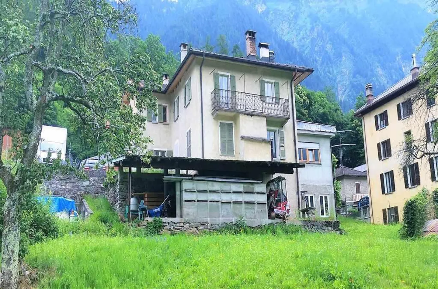 Casa ticinese di 16 stanze con 4 appartamenti con terreno edificabile e vista - Foto 1 di 21