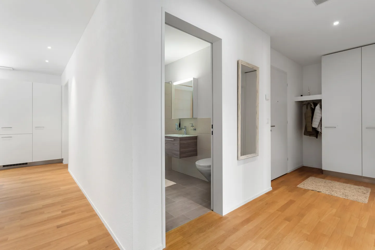 Modern 4.5-Room Apartment - Photo 4 of 10