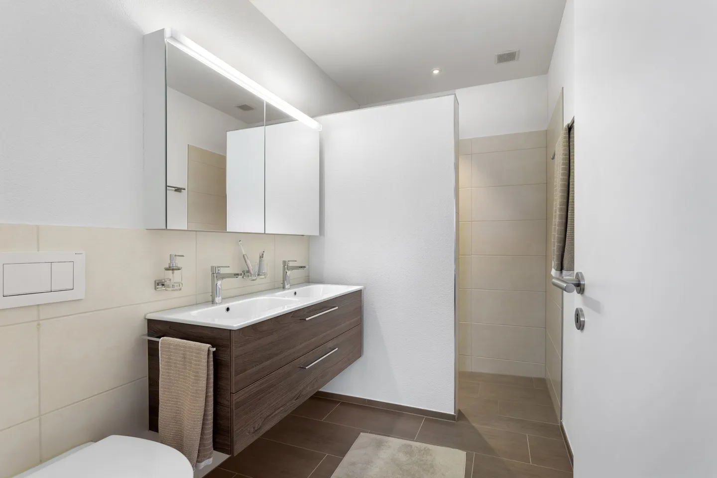 Modern 4.5-Room Apartment - Photo 6 of 10