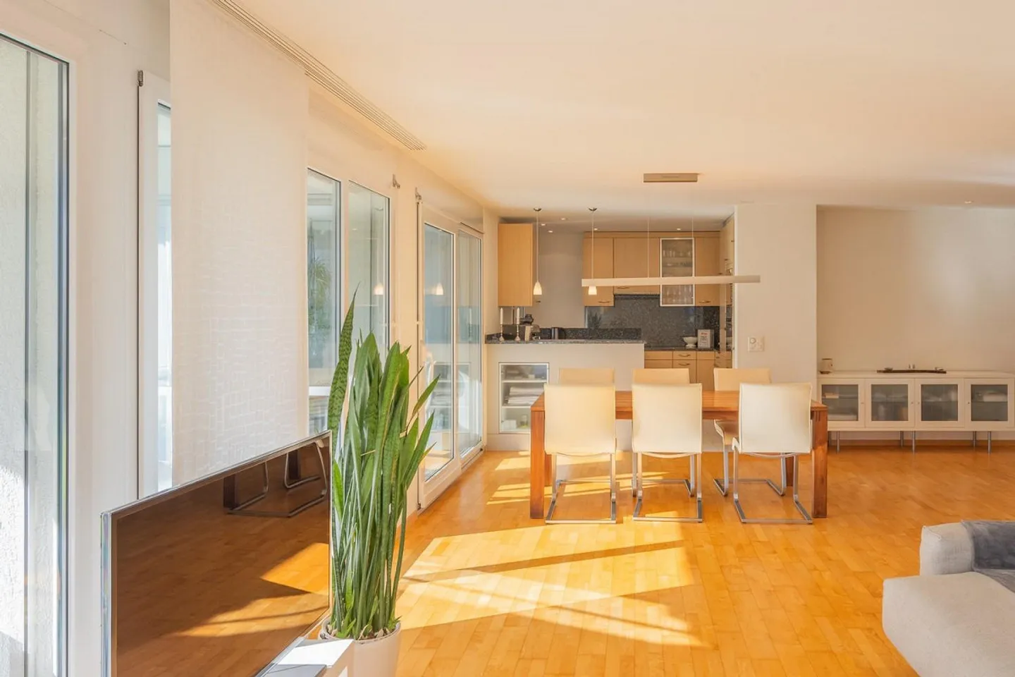 Between Everyday Life and Arrival - Photo 2 of 4