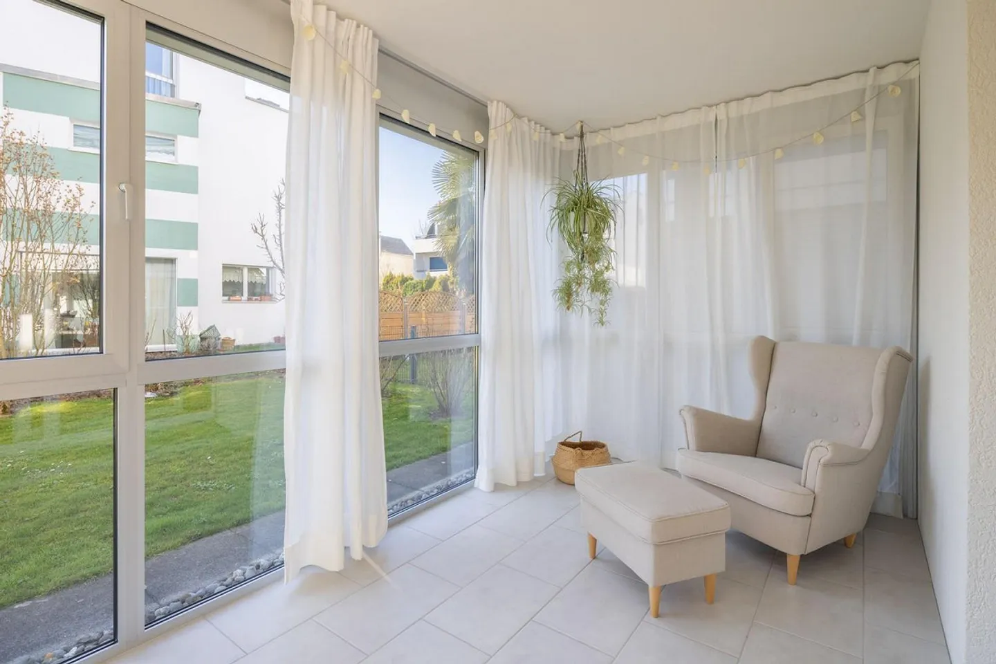 Between Everyday Life and Arrival - Photo 3 of 4