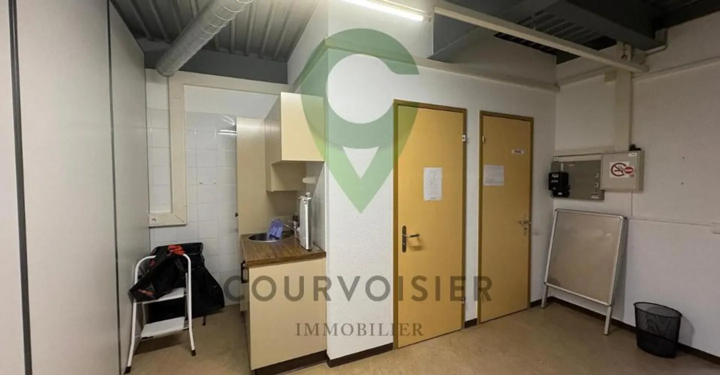 Superficie mista affitto di box di stoccaggio e ufficio - Foto 4 di 11