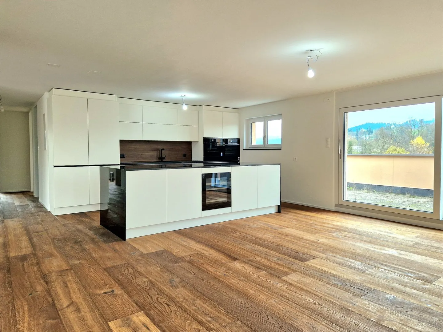 Dreamlike, completely renovated 5.5 room penthouse apartment with fireplace - Photo 3 of 17