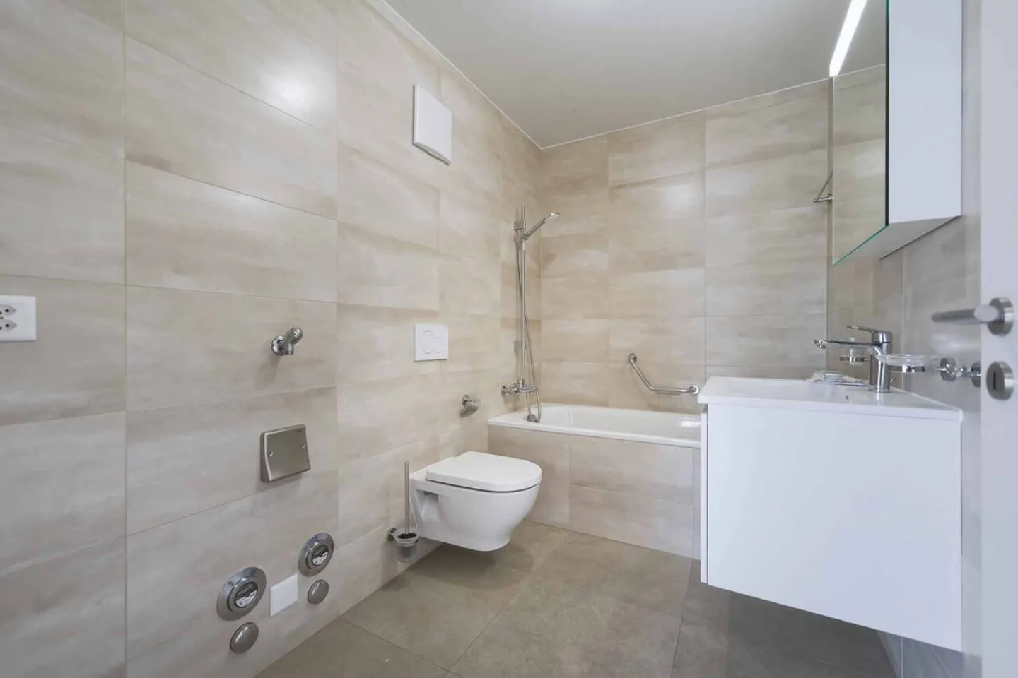 Wunderschöne neue 3,5-Zimmer-Wohnung mit Balkon - Foto 10 von 11
