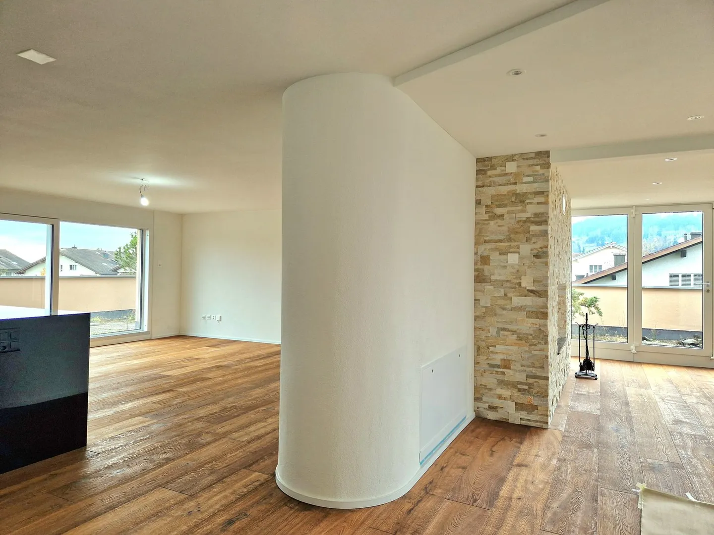 Dreamlike, completely renovated 5.5 room penthouse apartment with fireplace - Photo 5 of 17