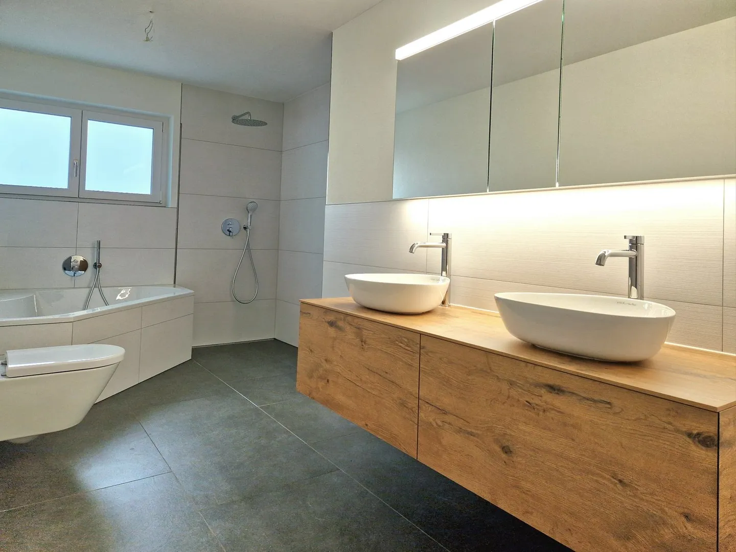 Dreamlike, completely renovated 5.5 room penthouse apartment with fireplace - Photo 7 of 17