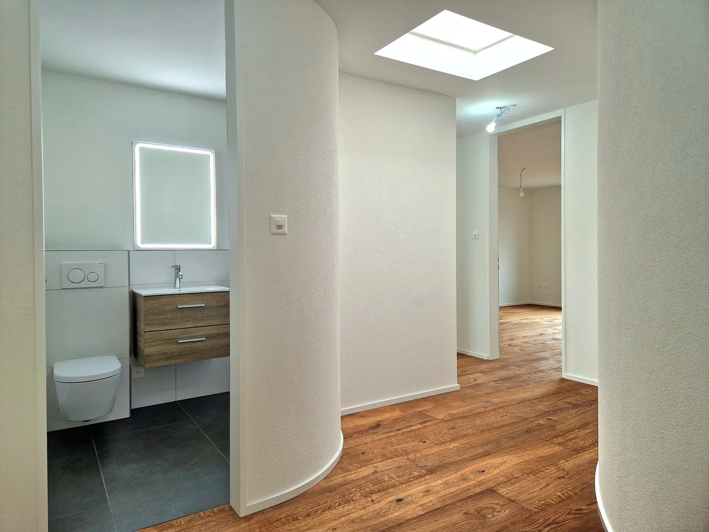 Dreamlike, completely renovated 5.5 room penthouse apartment with fireplace - Photo 8 of 17