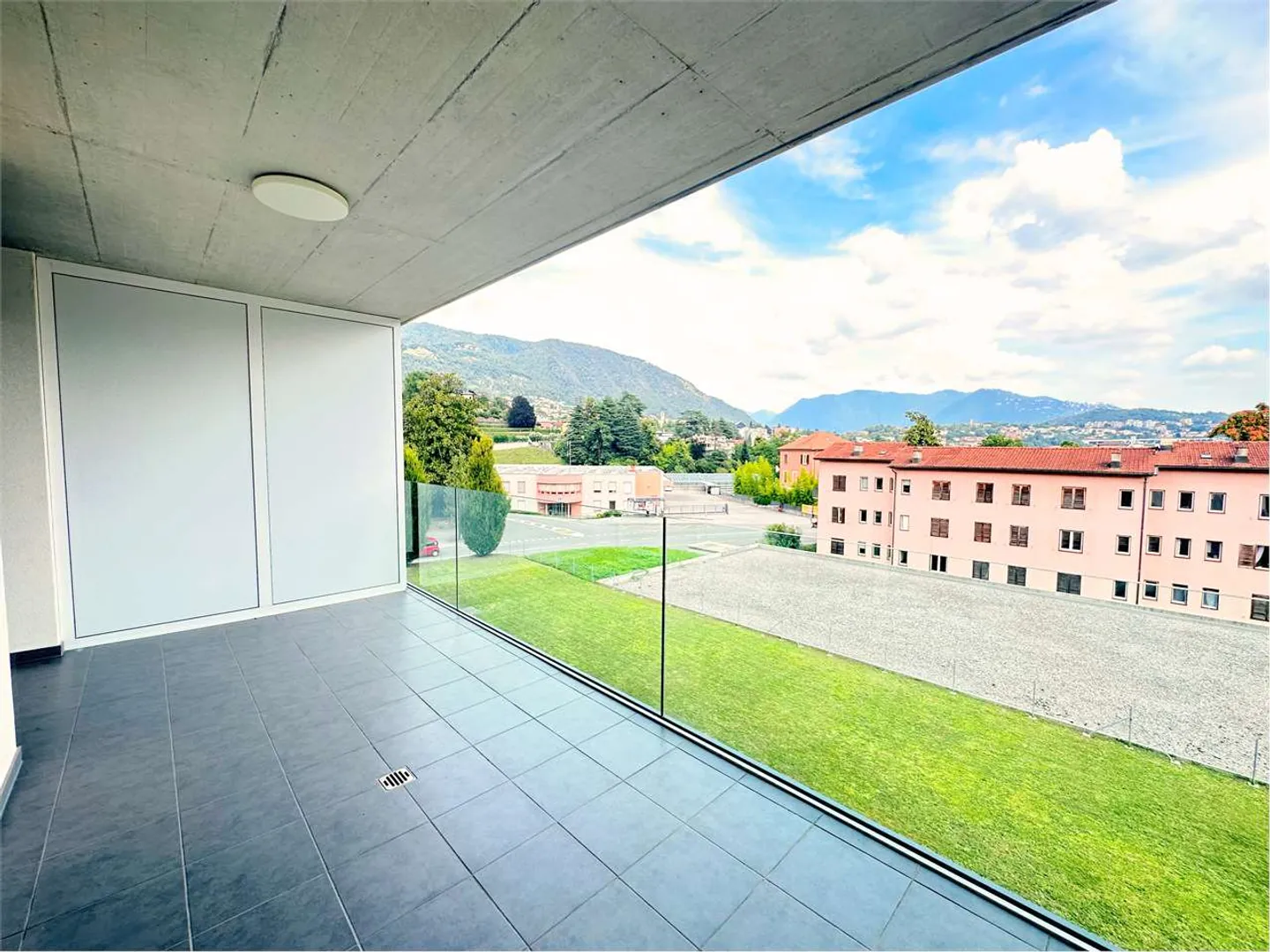 Luminoso appartamento di 2,5 locali completamente arredato con ampio spazio terrazza - Foto 1 di 13