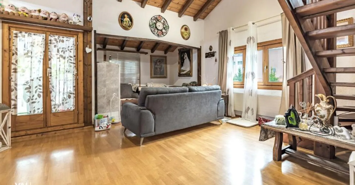 Proprietà residenziale e commerciale attraente con diverse opzioni di utilizzo - Foto 2 di 13