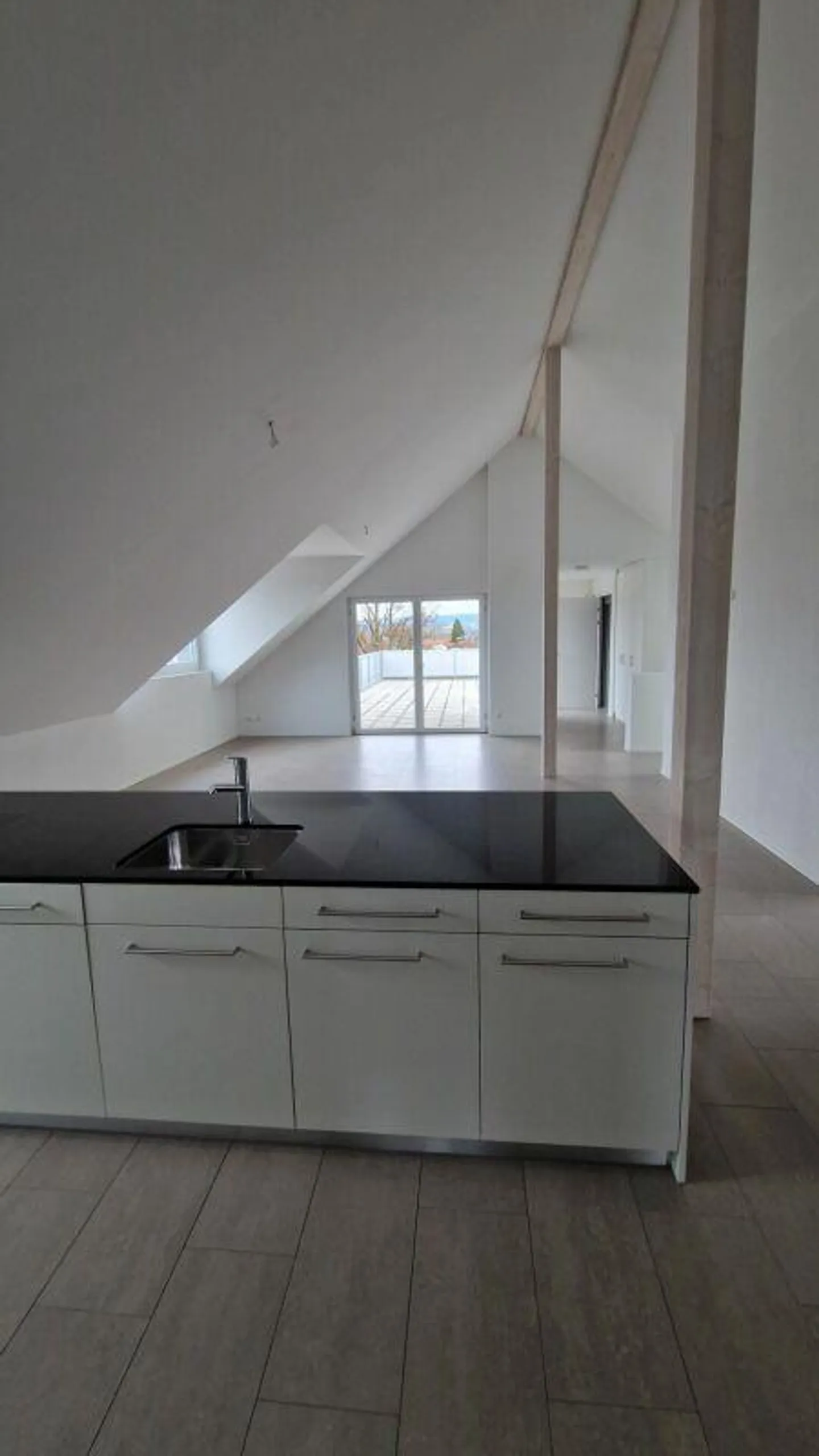 Appartamento spazioso e luminoso di 4,5 stanze - Foto 2 di 13