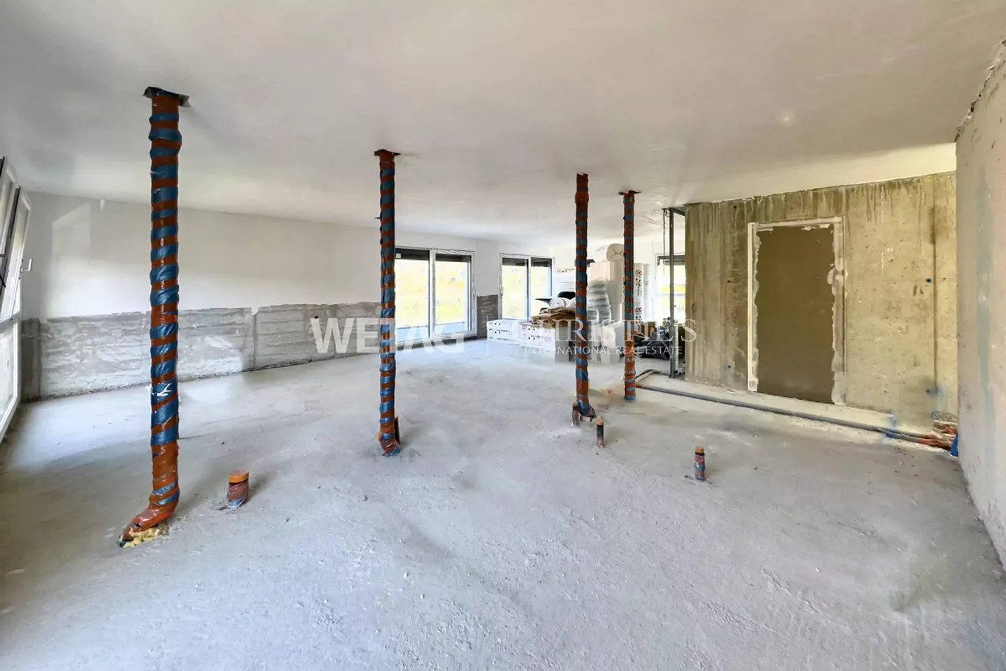 Elegant penthouse apartment in shell condition for sale in Lugano-Canobbio, with panoramic terrace & view of Lake Lugano - Photo 5 of 11