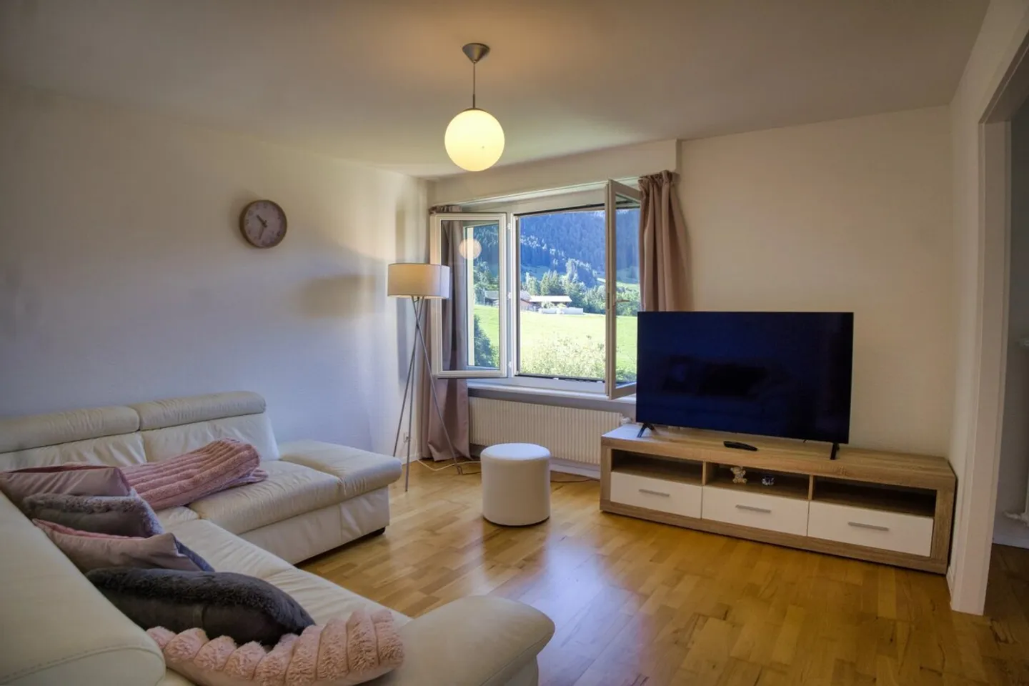 Charming Apartment in Château-d'Oex - Photo 1 of 11