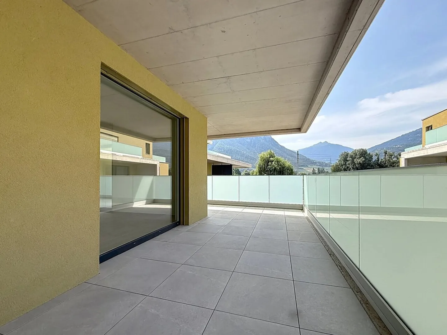 For rent in Uvrier 2.5 room apartment with terrace - Photo 9 of 11