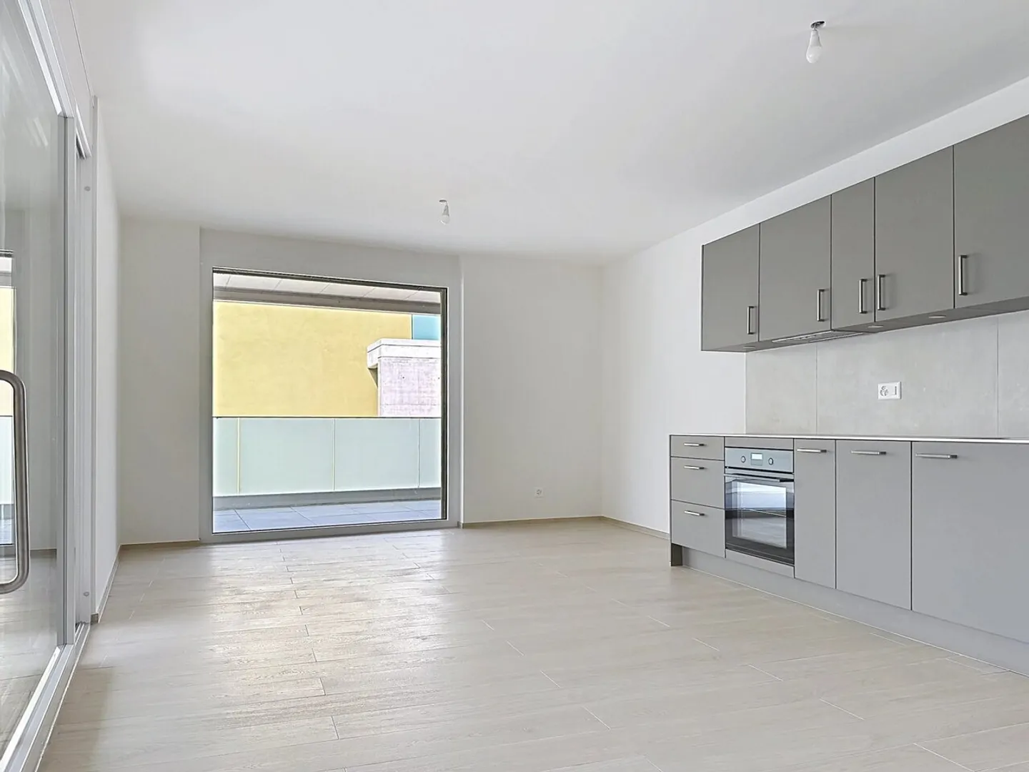 For rent in Uvrier 2.5 room apartment with terrace - Photo 2 of 11