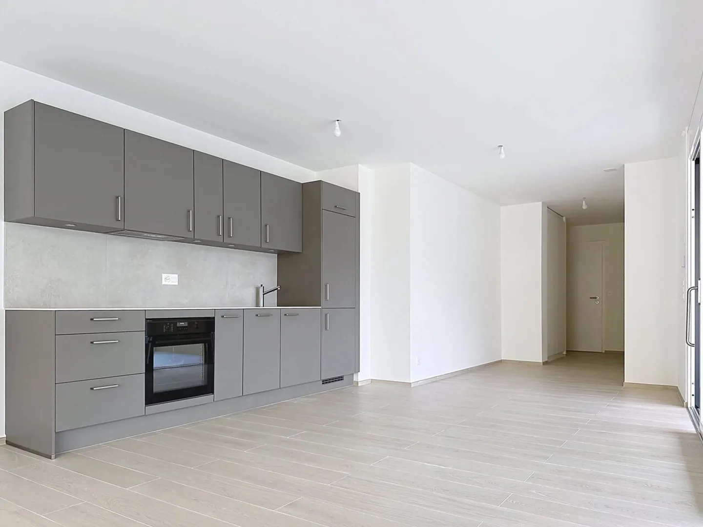 For rent in Uvrier 2.5 room apartment with terrace - Photo 3 of 11