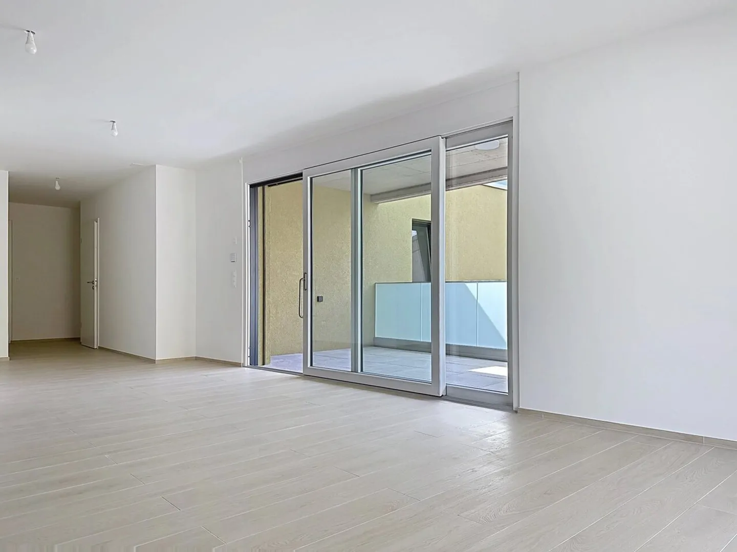 For rent in Uvrier 2.5 room apartment with terrace - Photo 4 of 11