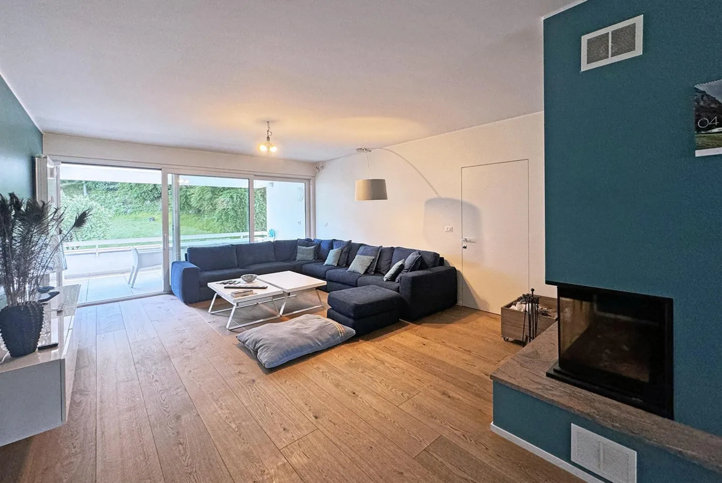 SUPERBE APPARTEMENT DE 4,5 PIÈCES AVEC VUE SUR LE LAC DE 170 M², ENCADRÉ DANS UN ESPACE VERT À CARONA - Photo 3 sur 10