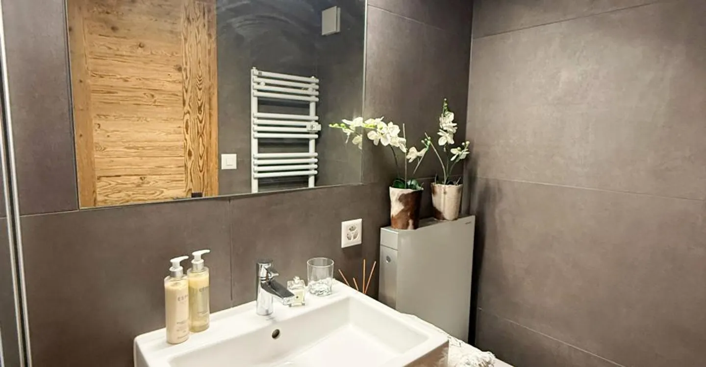 Elegant Alpine Apartment with View - Photo 9 of 13