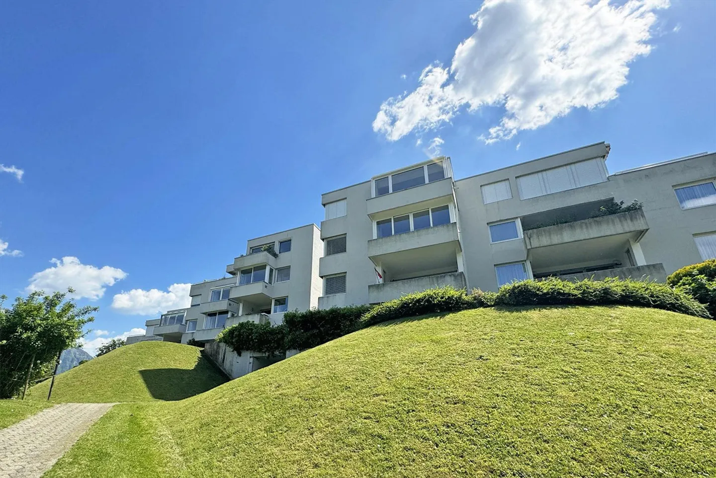 SUPERBE APPARTEMENT DE 4,5 PIÈCES AVEC VUE SUR LE LAC DE 170 M², ENCADRÉ DANS UN ESPACE VERT À CARONA - Photo 6 sur 10